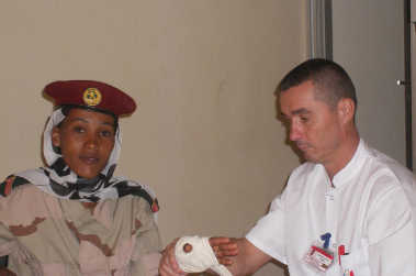 soins a un militaire etranger lors d’une opex à djibouti (credit : Frederic Noret)